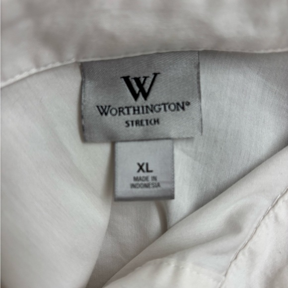 Worthington shirt with back button detail and alteration - Picture 4 of 7